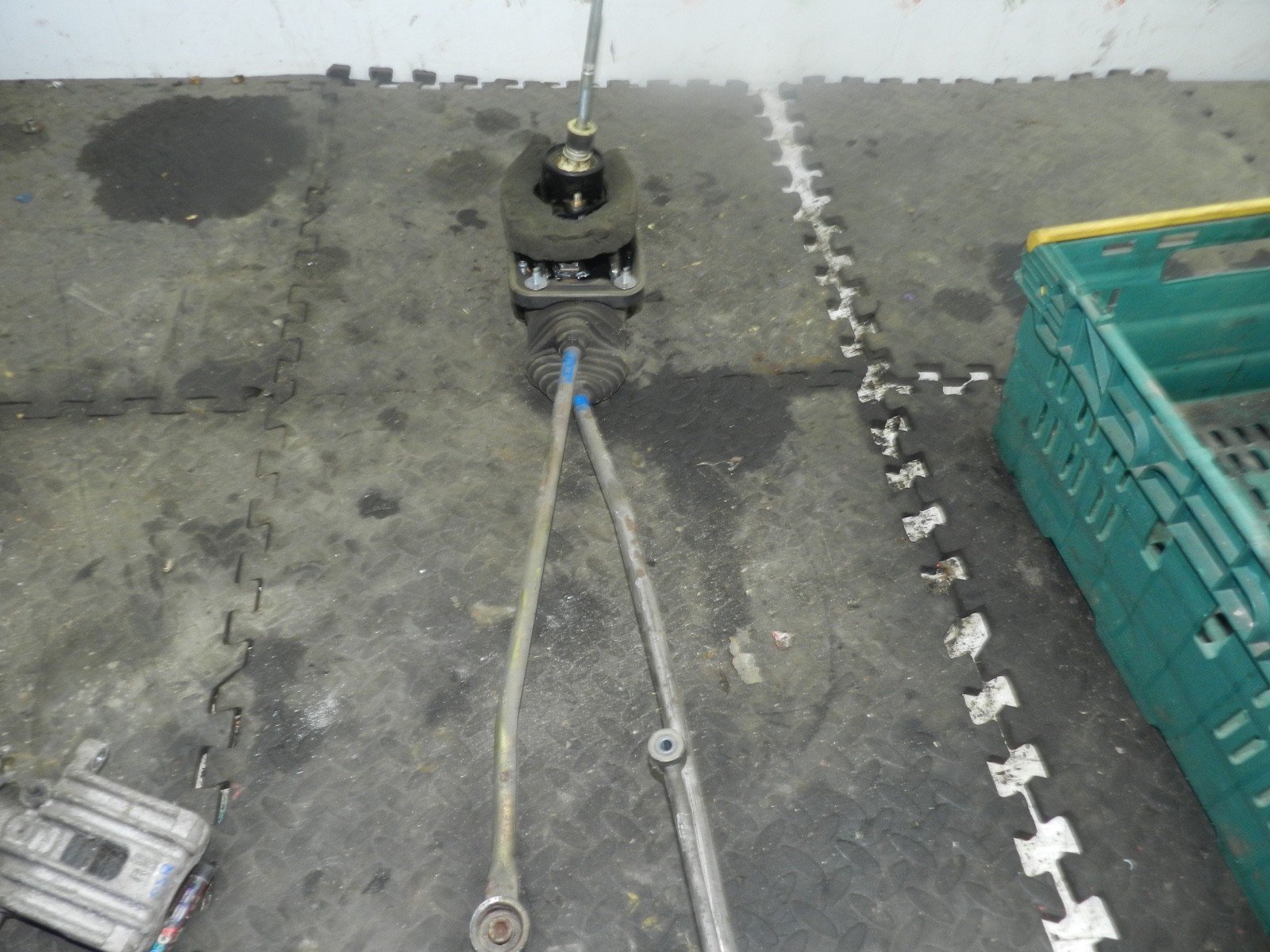 183. 2006 AUDI A4 CONVERTIBLE B7. GEAR SELECTOR + LINKAGE 6 SPEED - Image 2
