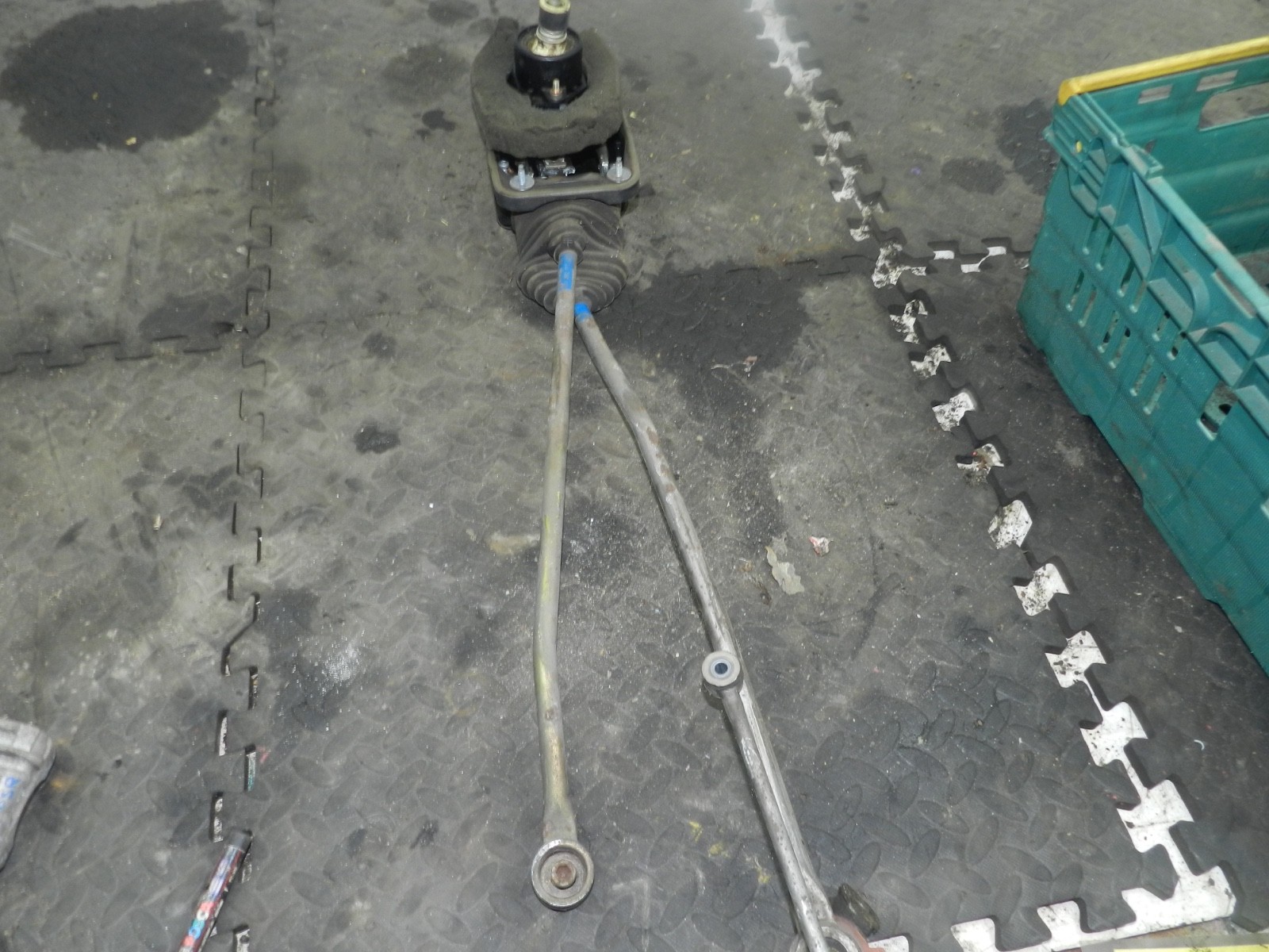 183. 2006 AUDI A4 CONVERTIBLE B7. GEAR SELECTOR + LINKAGE 6 SPEED - Image 3
