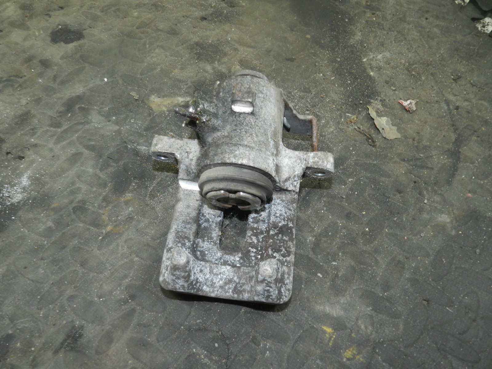 183. 2006 AUDI A4 CONVERTIBLE B7. DRIVER SIDE REAR BRAKE CALIPER - Image 2