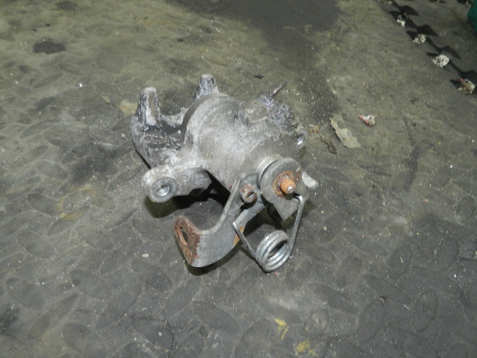 183. 2006 AUDI A4 CONVERTIBLE B7. DRIVER SIDE REAR BRAKE CALIPER - Image 3