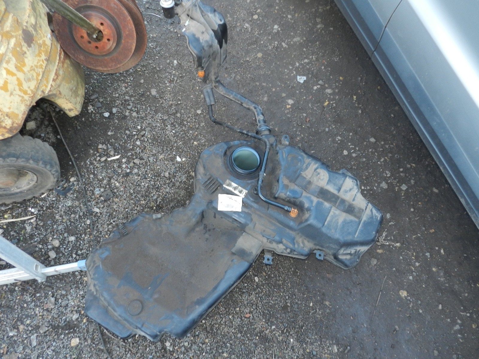 183. 2006 AUDI A4 CONVERTIBLE B7. DIESEL FUEL TANK
