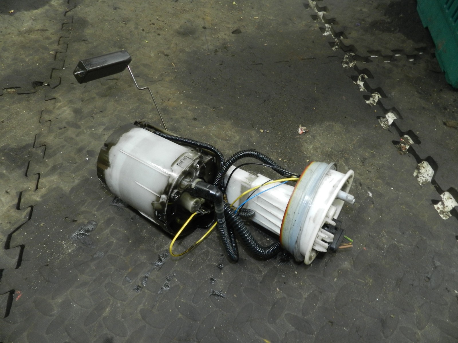 183. 2006 AUDI A4 CONVERTIBLE B7. DIESEL FUEL TANK PUMP