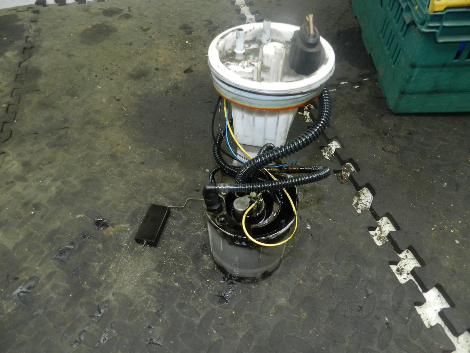 183. 2006 AUDI A4 CONVERTIBLE B7. DIESEL FUEL TANK PUMP - Image 2