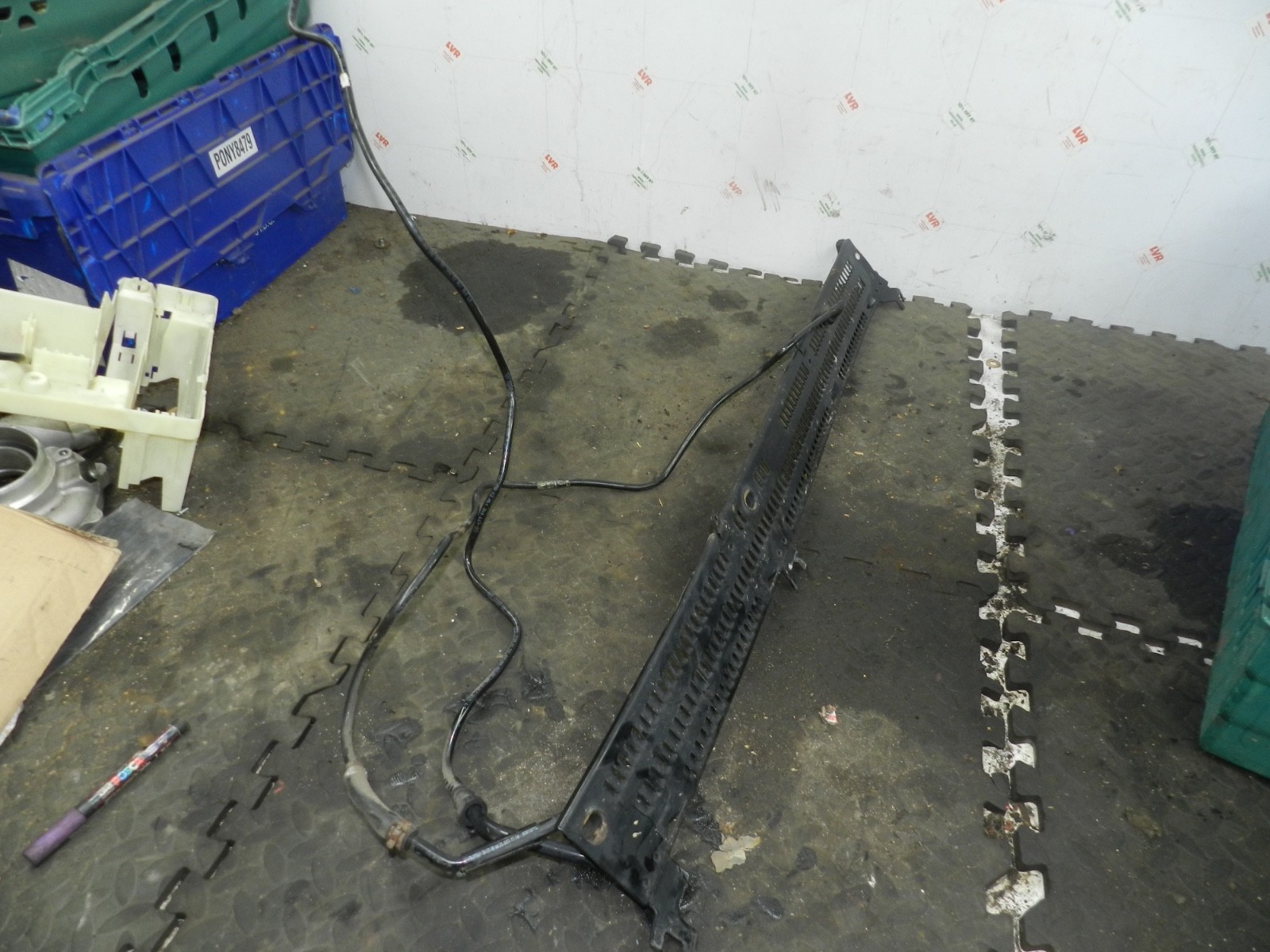 183. 2006 AUDI A4 CONVERTIBLE B7. DIESEL FUEL COOLER PIPES