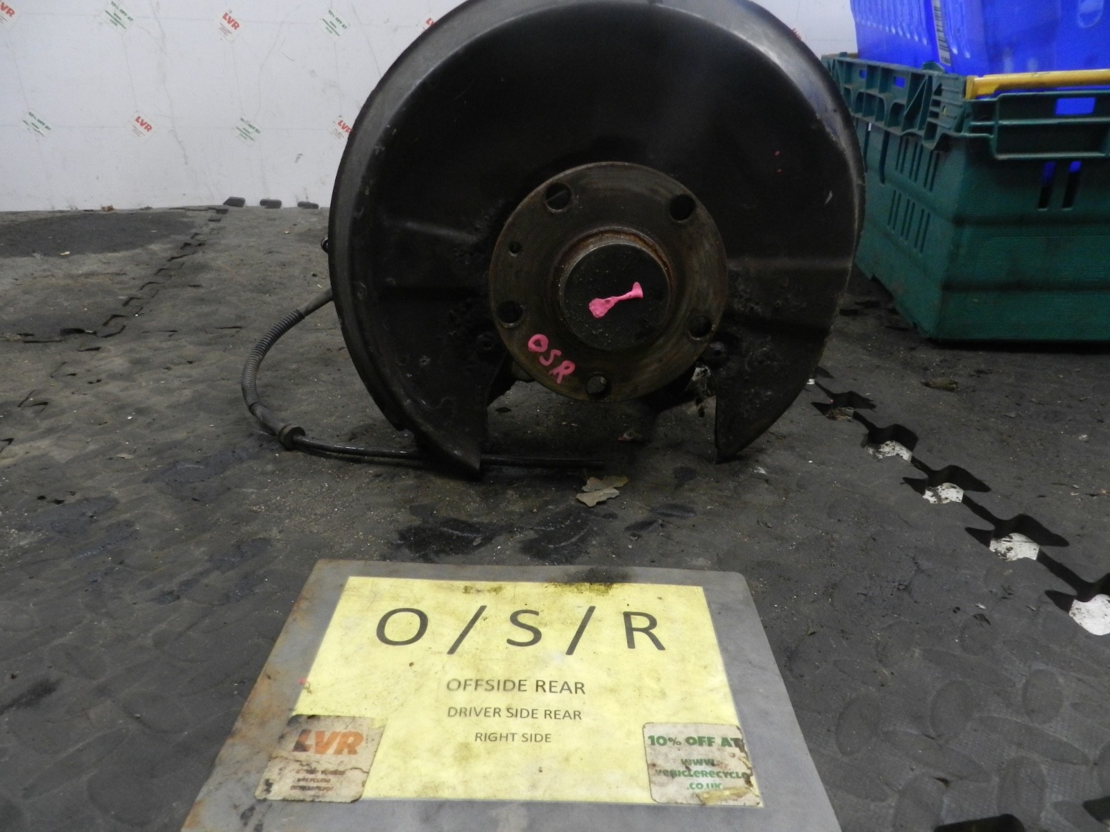 183. 2006 AUDI A4 CONVERTIBLE B7. DRIVER SIDE REAR WHEEL HUB STUB AXLE