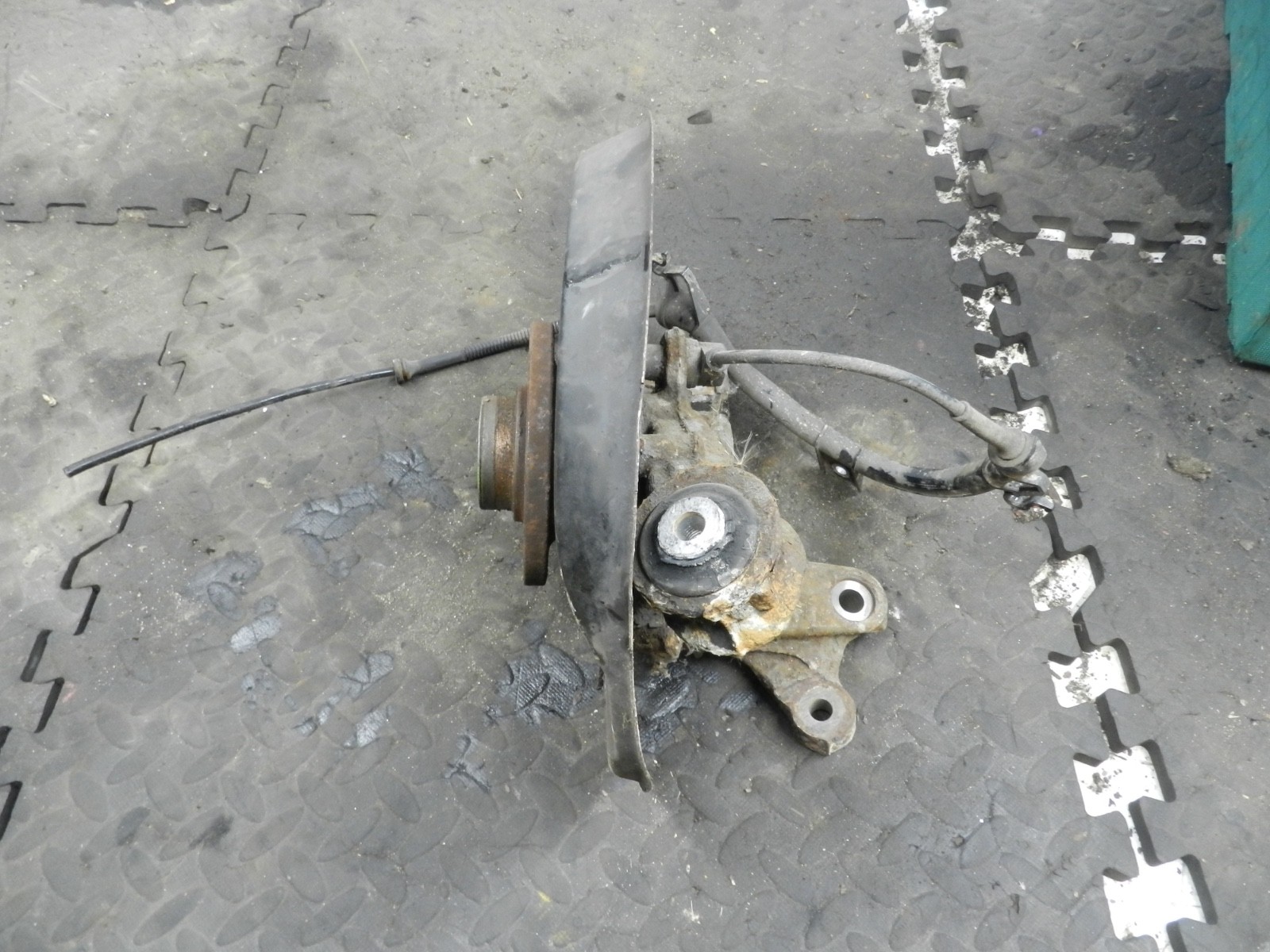 183. 2006 AUDI A4 CONVERTIBLE B7. DRIVER SIDE REAR WHEEL HUB STUB AXLE - Image 3