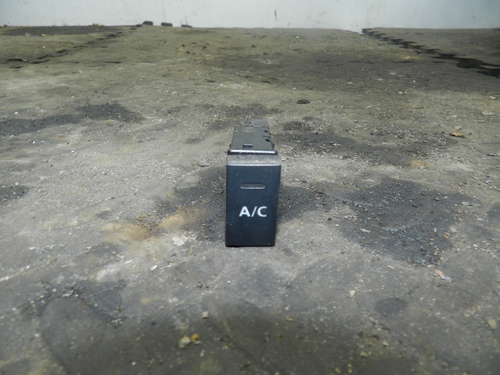 182. 2004 LANDROVER FREELANDER 1 L314. AIR CON BUTTON SWITCH