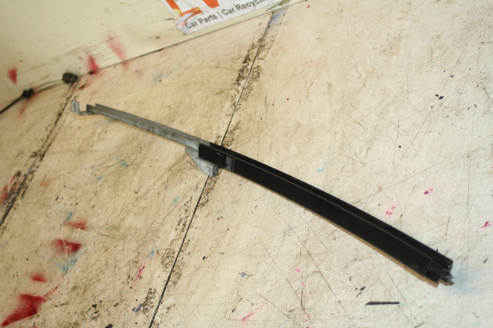 1988 BMW 525 E28. WINDOW GLASS GUIDE RAIL OFF SIDE REAR