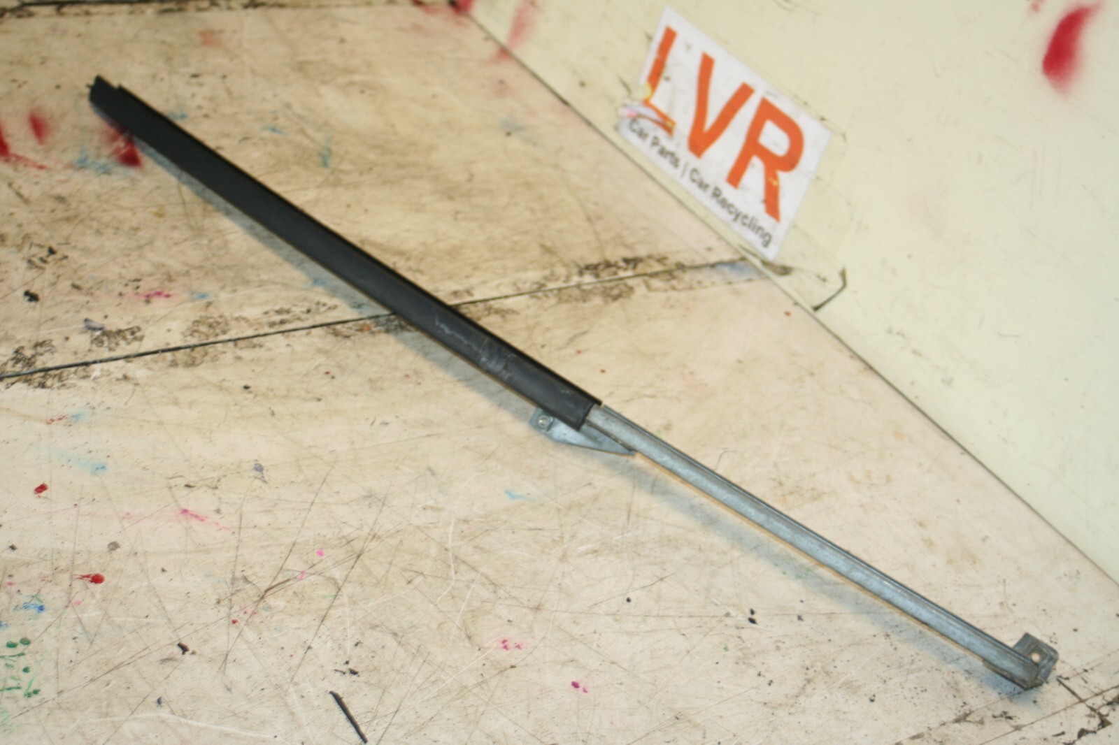 1988 BMW 525 E28. WINDOW GLASS GUIDE RAIL OFF SIDE REAR - Image 2