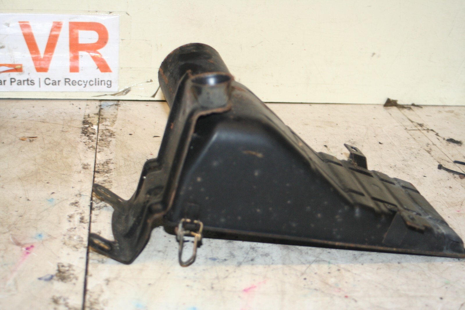 1988 BMW 525 E28. AIR FILTER HOUSING BOX BOTTOM BASE - Image 2