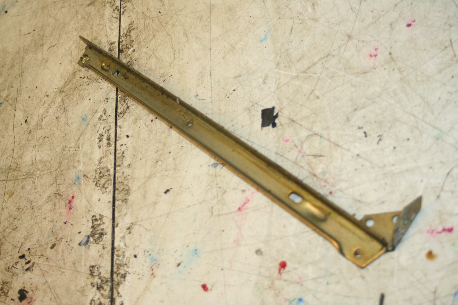 1988 BMW 525 E28. OFF SIDE REAR DOOR GLASS WINDOW TRIM - Image 2