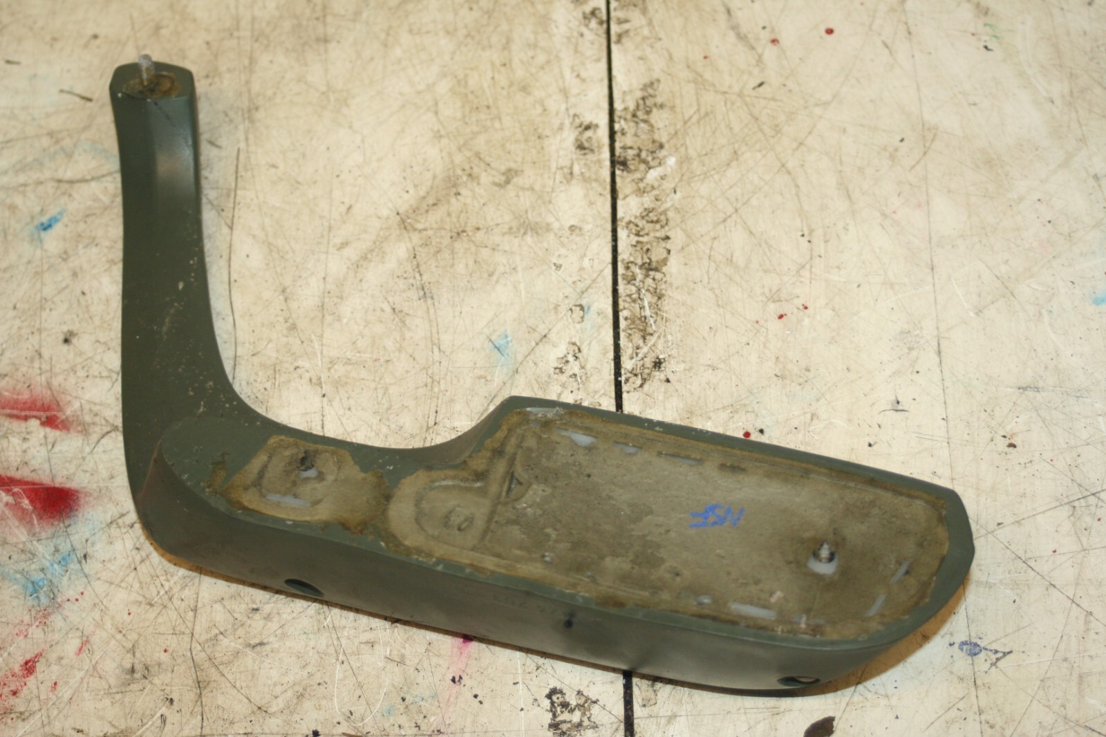 1988 BMW 525 E28. NEAR SIDE FRONT INTERNAL DOOR HANDLE ARM REST - Image 2