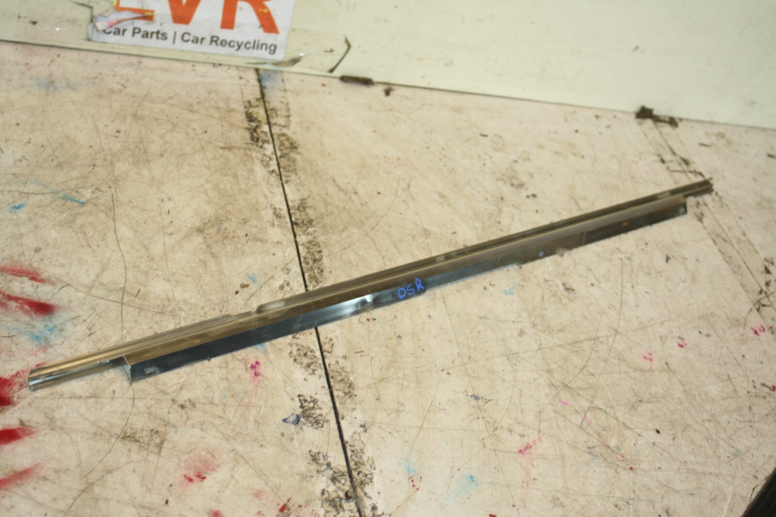 1988 BMW 525 E28. OFF SIDE REAR DOOR CHROME TRIM - Image 2