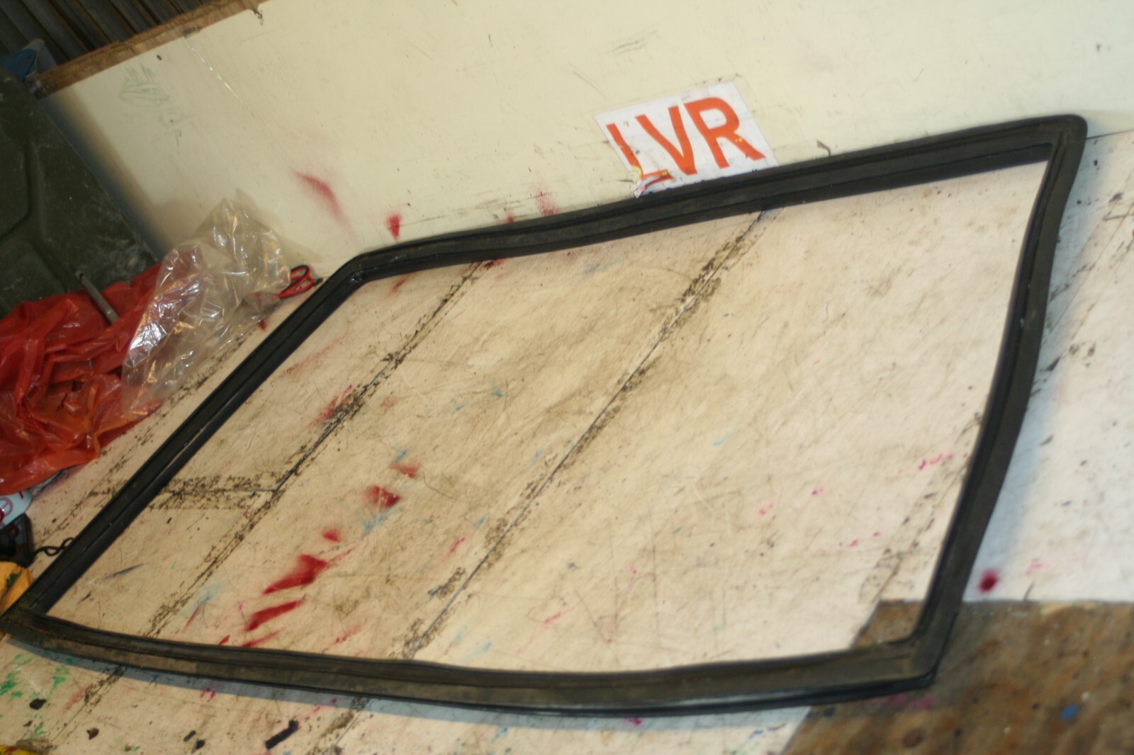 1988 BMW 525 E28. REAR WINDOW GLASS RUBBER TRIM