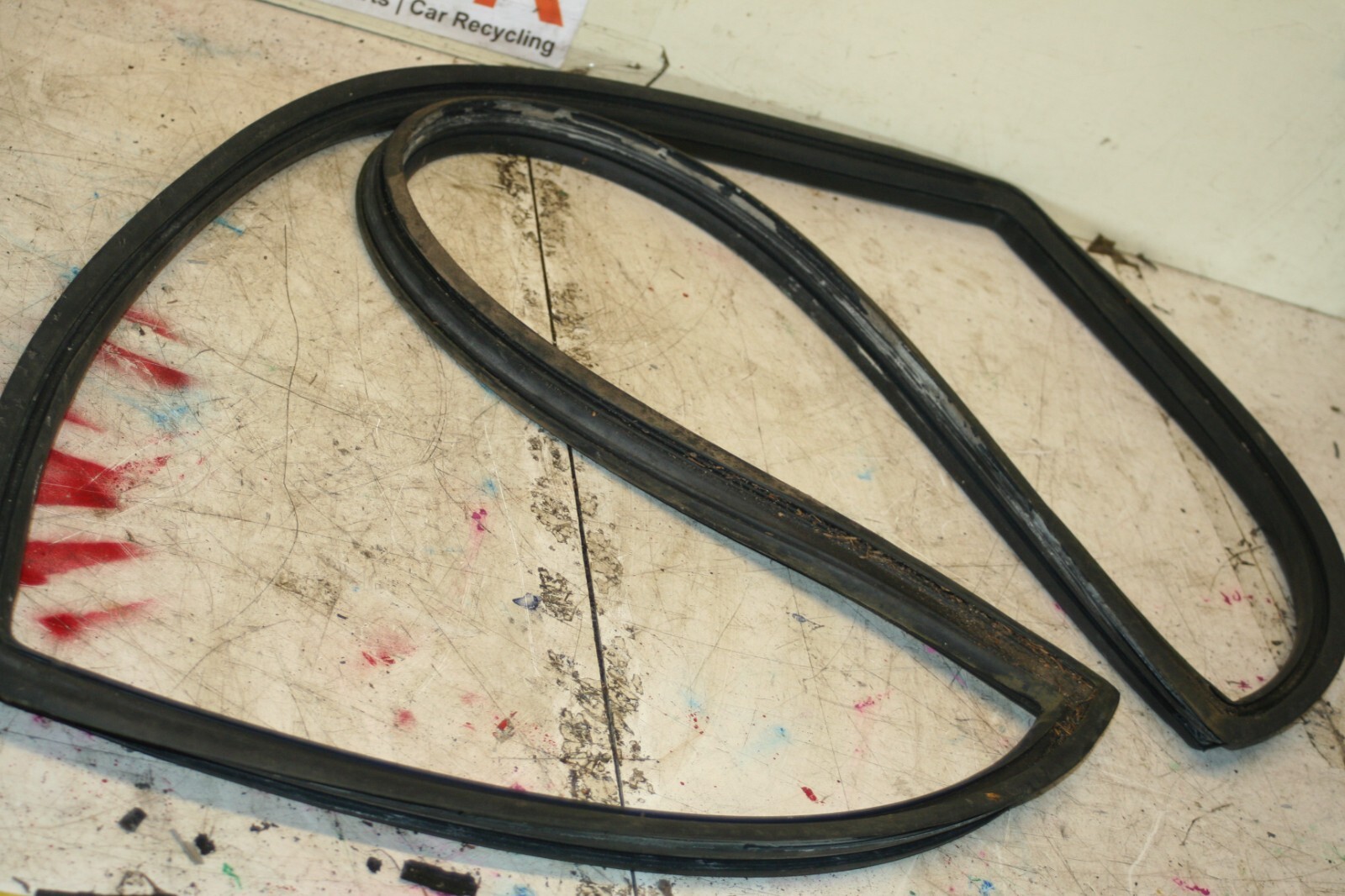 1988 BMW 525 E28. REAR WINDOW GLASS RUBBER TRIM - Image 3