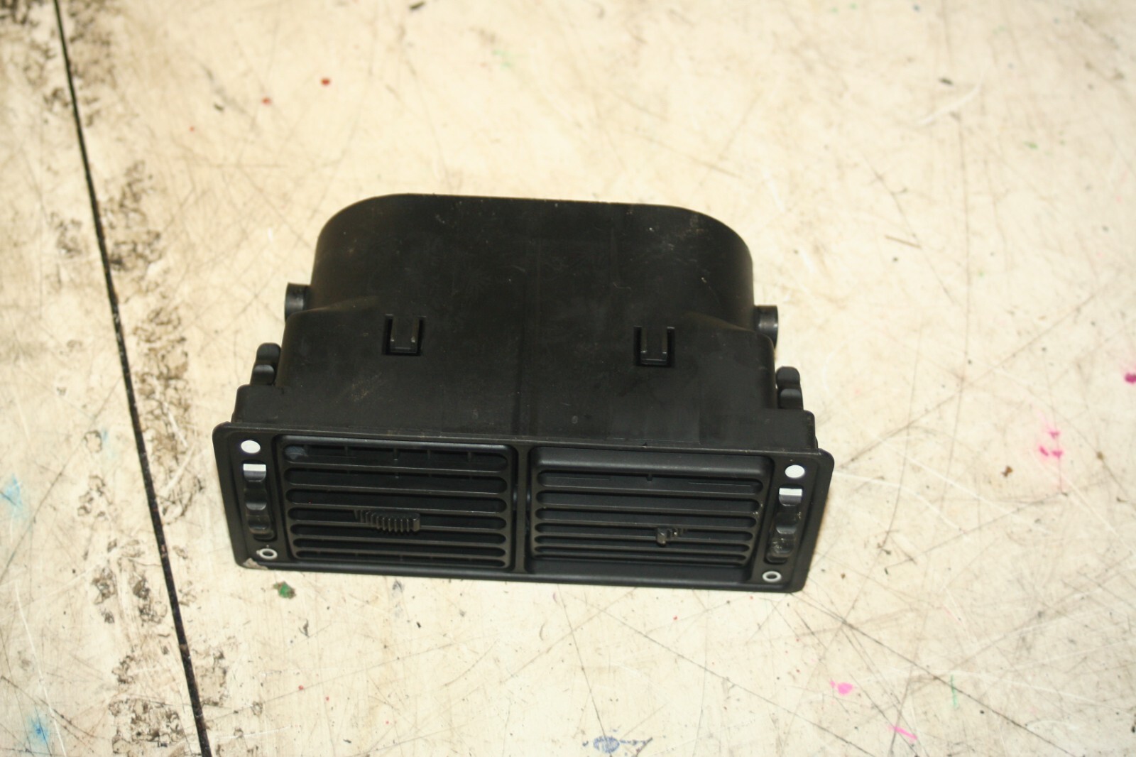 1988 BMW 525 E28. DOUBLE AIR VENTS - Image 2