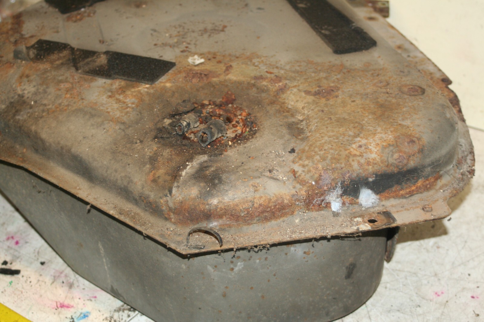 1988 BMW 525 E28. FUEL TANK - Image 3