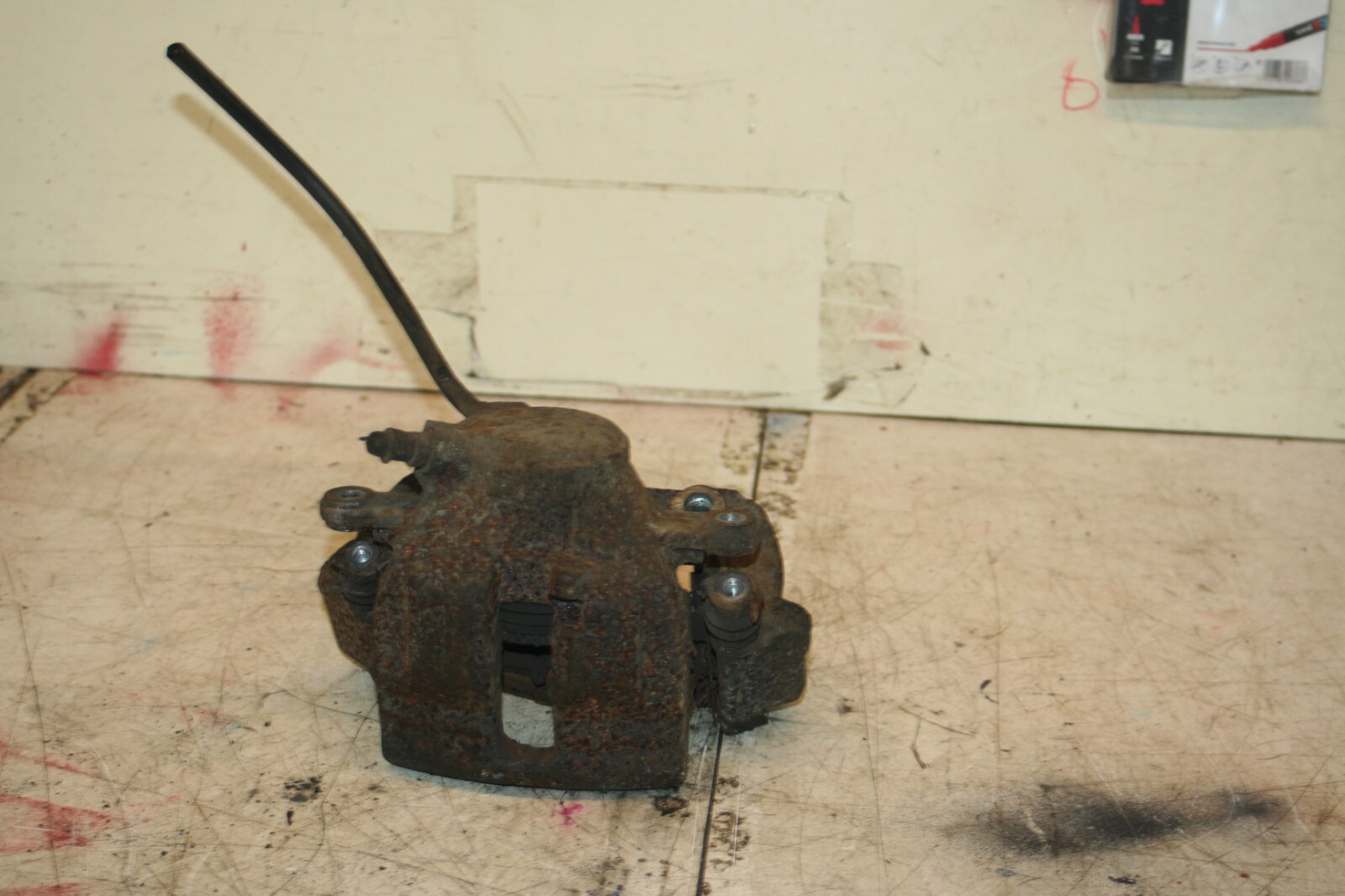 2006 MERCEDES BENZ C CLASS W203. FRONT BRAKE CALIPER - Image 2