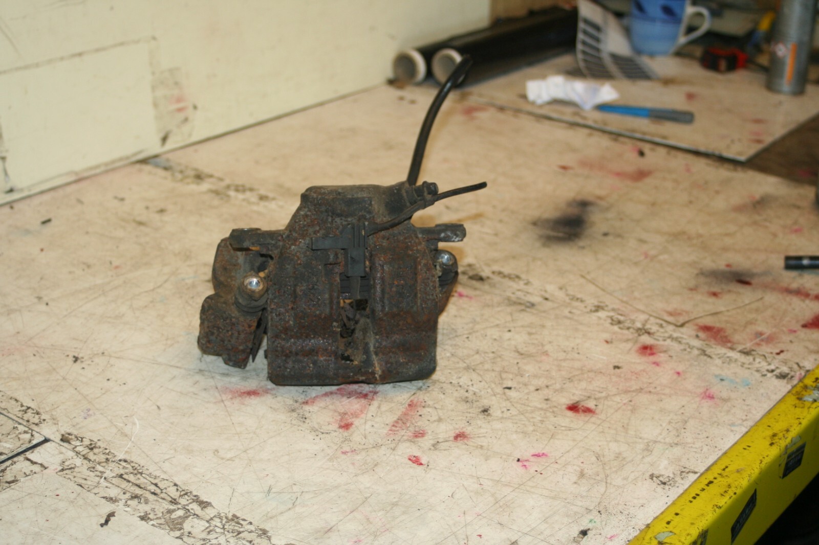 2006 MERCEDES BENZ C CLASS W203. FRONT BRAKE CALIPER - Image 3
