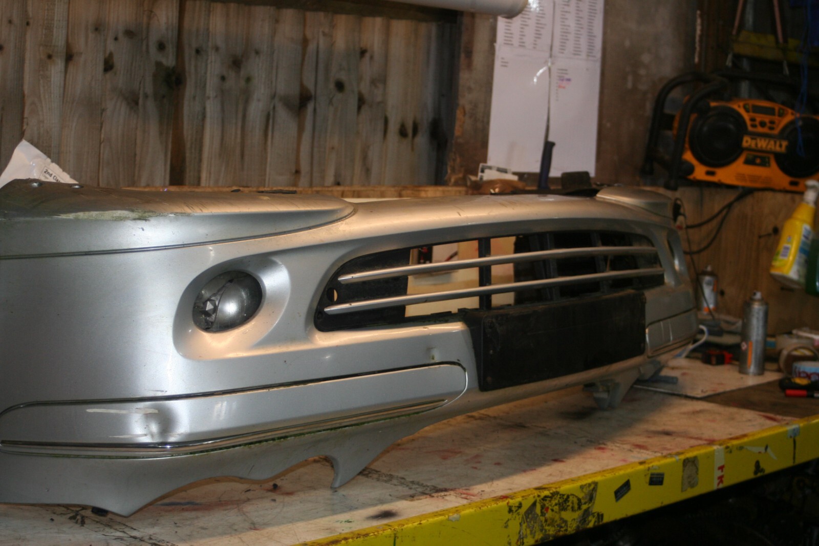 2006 MERCEDES BENZ C CLASS W203. FRONT BUMPER IN SILVER FOG LIGHTS DAMAGED - Image 2