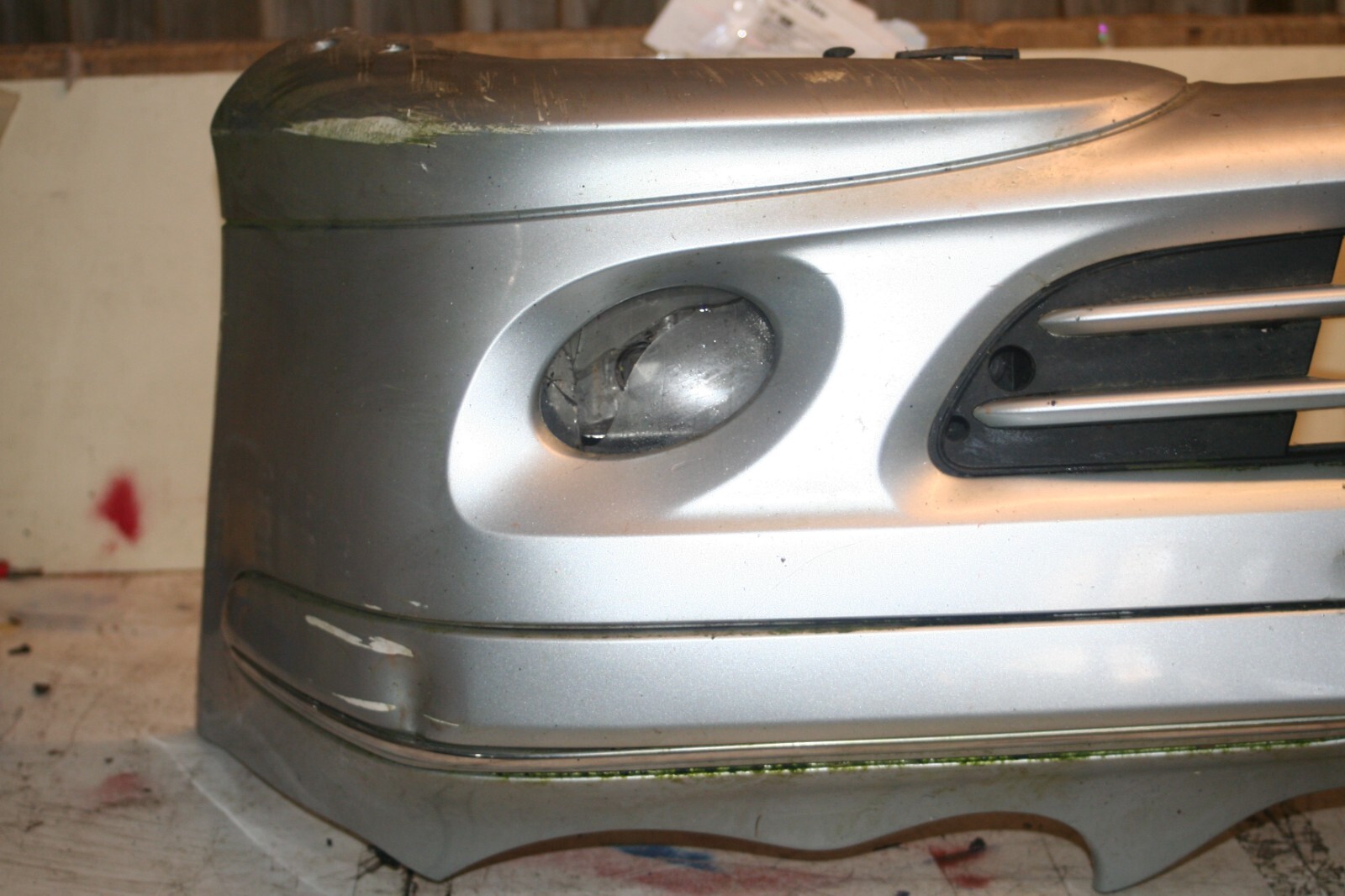 2006 MERCEDES BENZ C CLASS W203. FRONT BUMPER IN SILVER FOG LIGHTS DAMAGED - Image 3