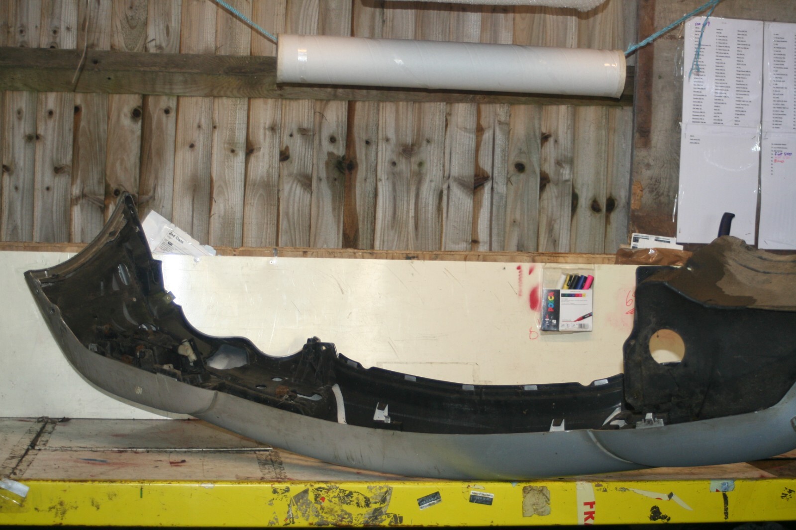 2006 MERCEDES BENZ C CLASS W203. FRONT BUMPER IN SILVER FOG LIGHTS DAMAGED - Image 5