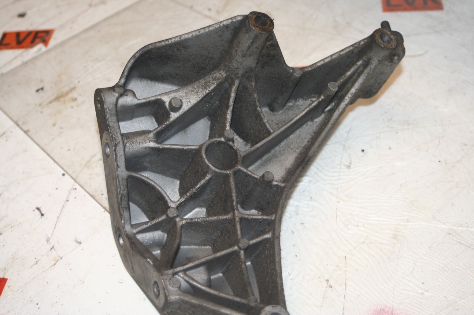 2013 VOLKSWAGEN POLO MK5 6R 1.2 DIESEL. ENGINE MOUNT BRACKET - Image 2