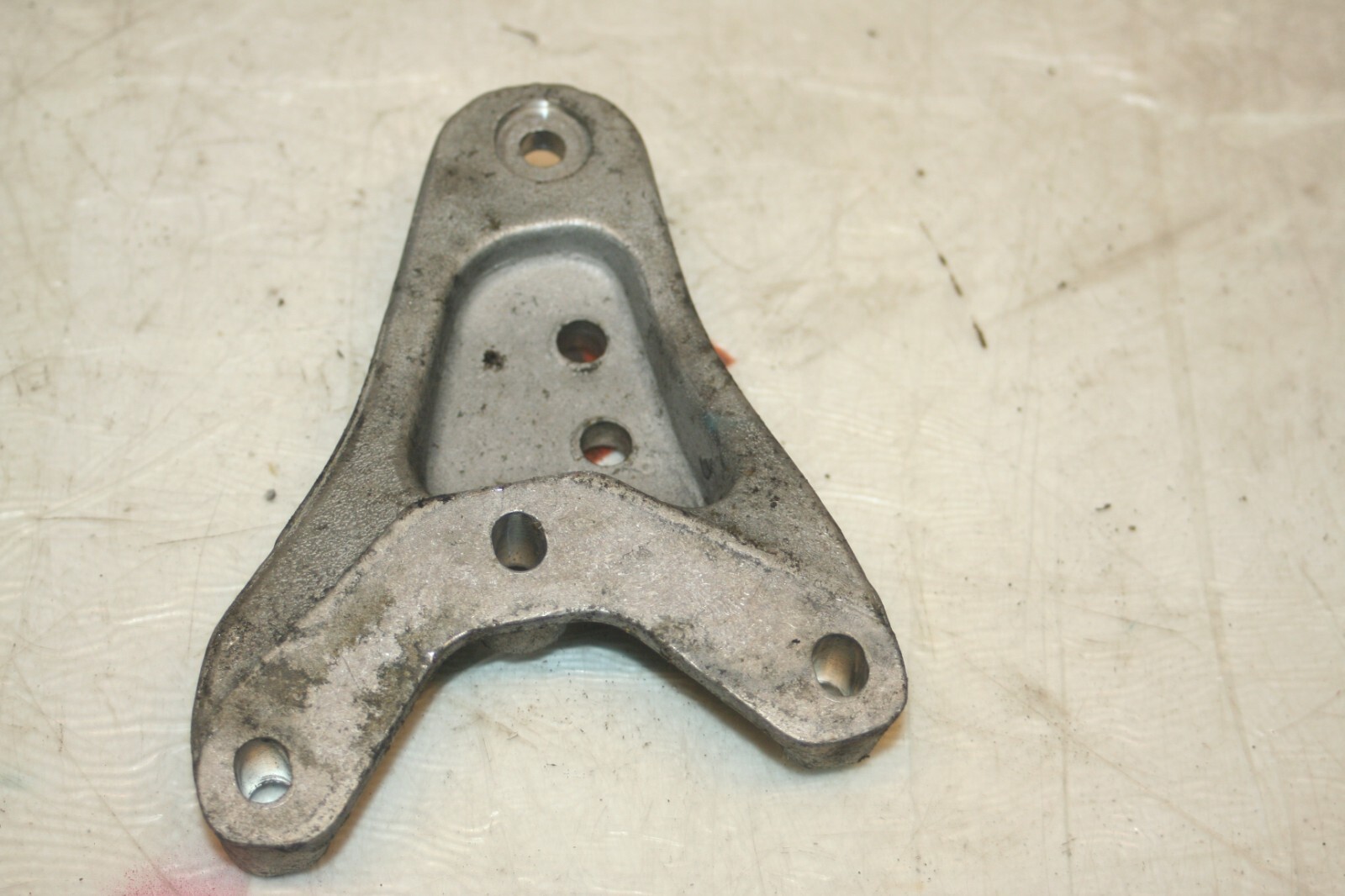 2013 VOLKSWAGEN POLO MK5 6R 1.2 DIESEL. ENGINE MOUNT BRACKET - Image 2