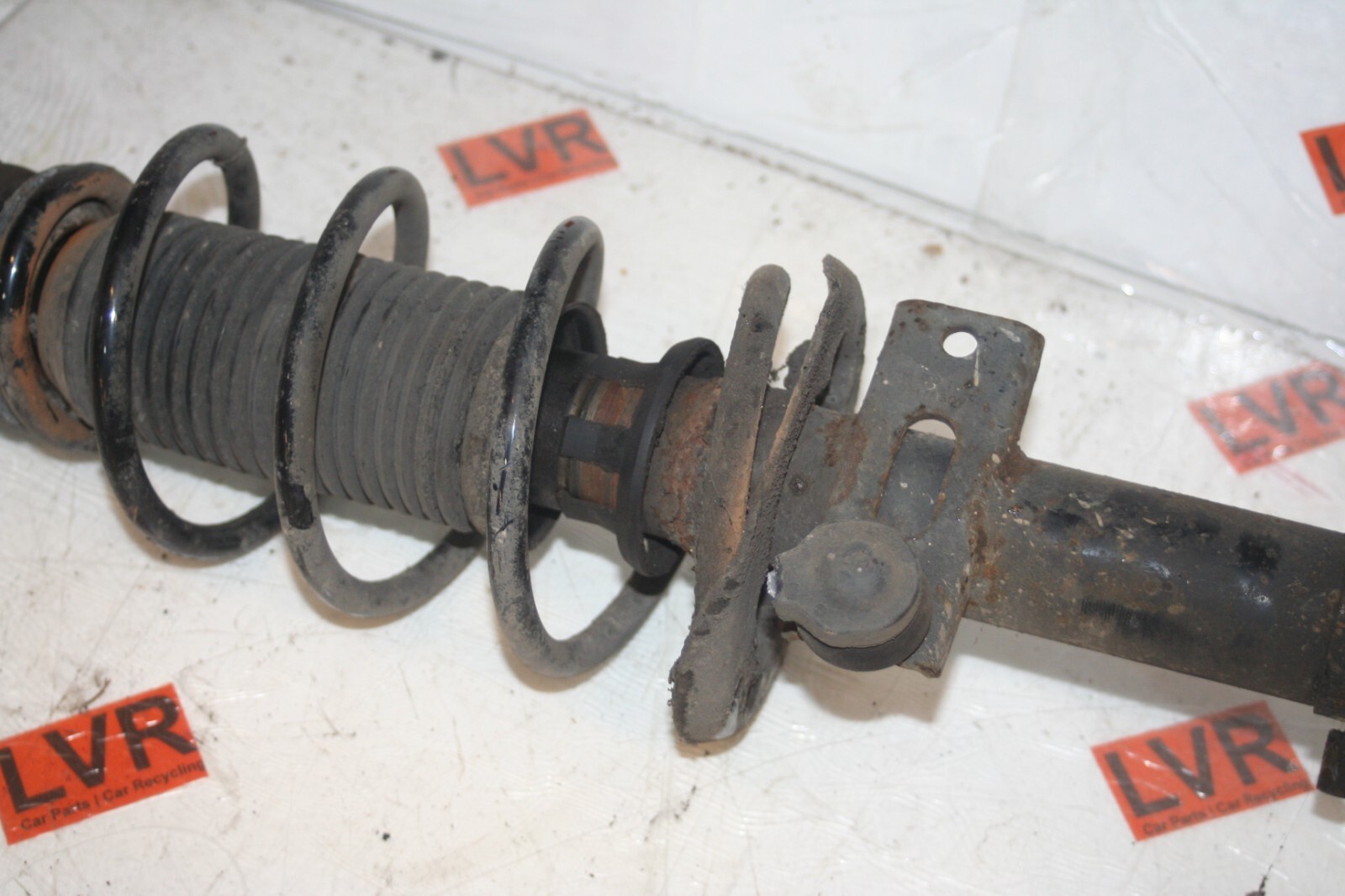 2013 VOLKSWAGEN POLO MK5 6R 1.2 DIESEL. DRIVER SIDE FRONT SUSPENSION UNIT - Image 3
