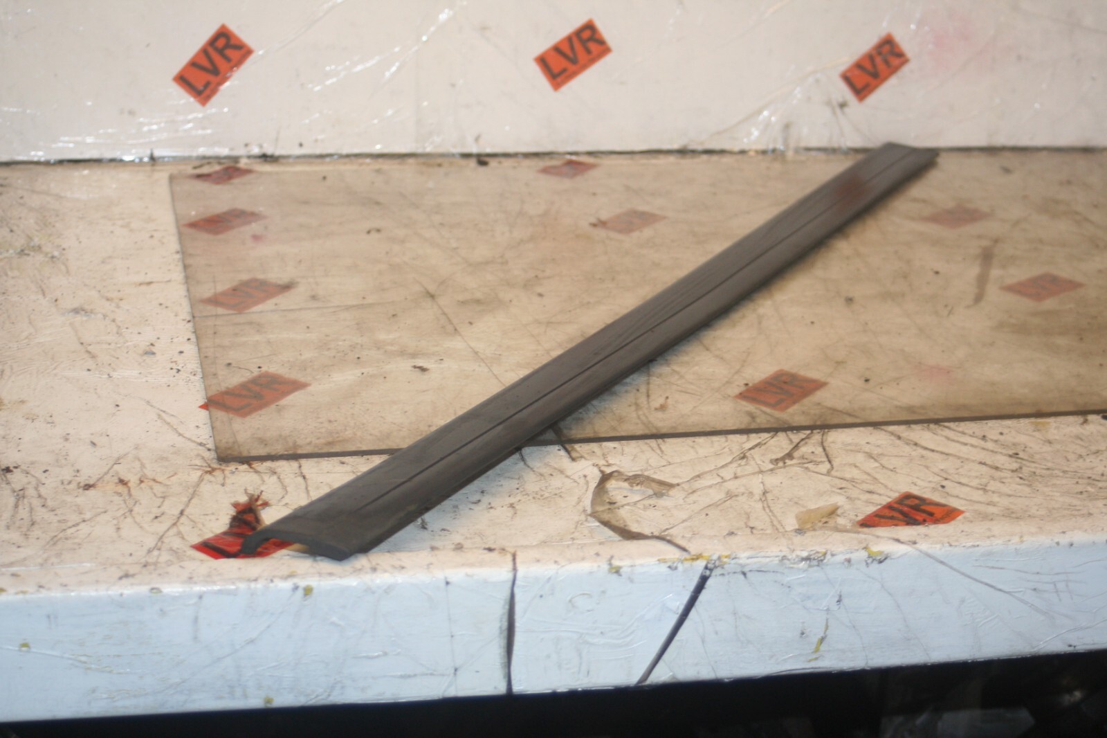 1989 MERCEDES 300E W124. PASSENGER SIDE FRONT DOOR TRIM LOWER