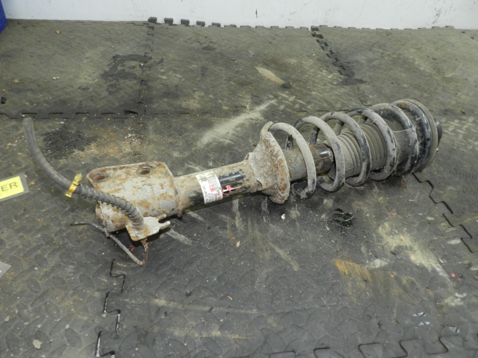 182. 2004 LANDROVER FREELANDER 1 L314. DRIVER SIDE REAR SUSPENSION UNIT