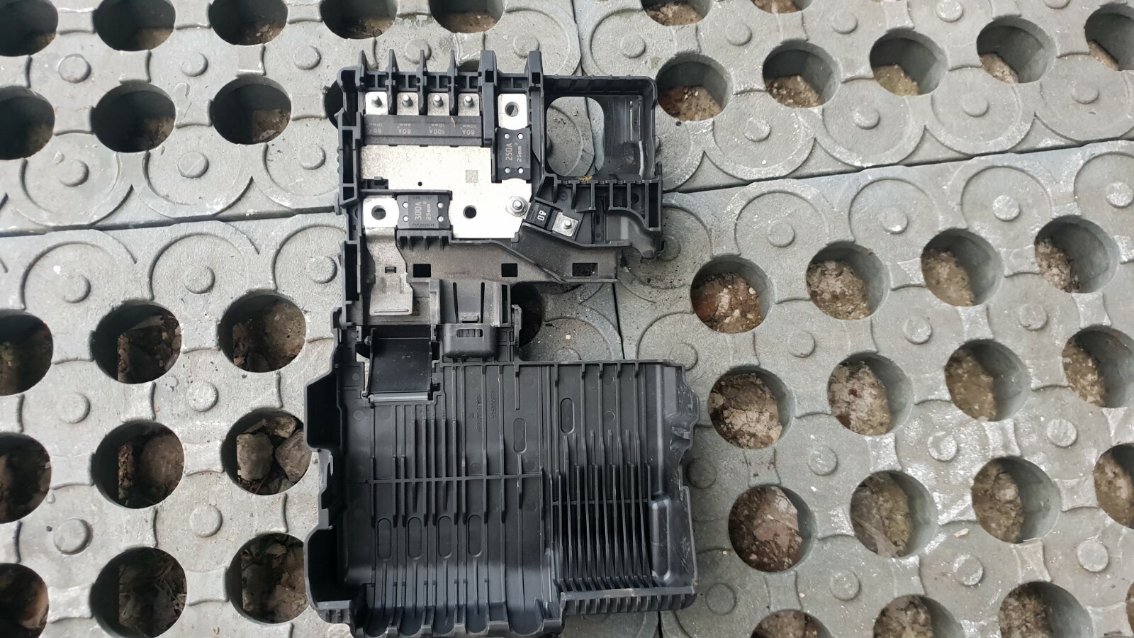 Vauxhall Adam / Corsa 2013 1.4 Petrol 87BHP Battery Positive Fuse Box 525230582 - Image 2