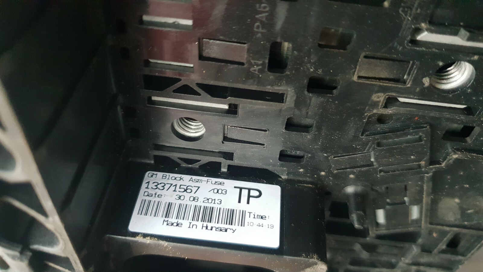 Vauxhall Adam / Corsa 2013 1.4 Petrol 87BHP Battery Positive Fuse Box 525230582 - Image 4