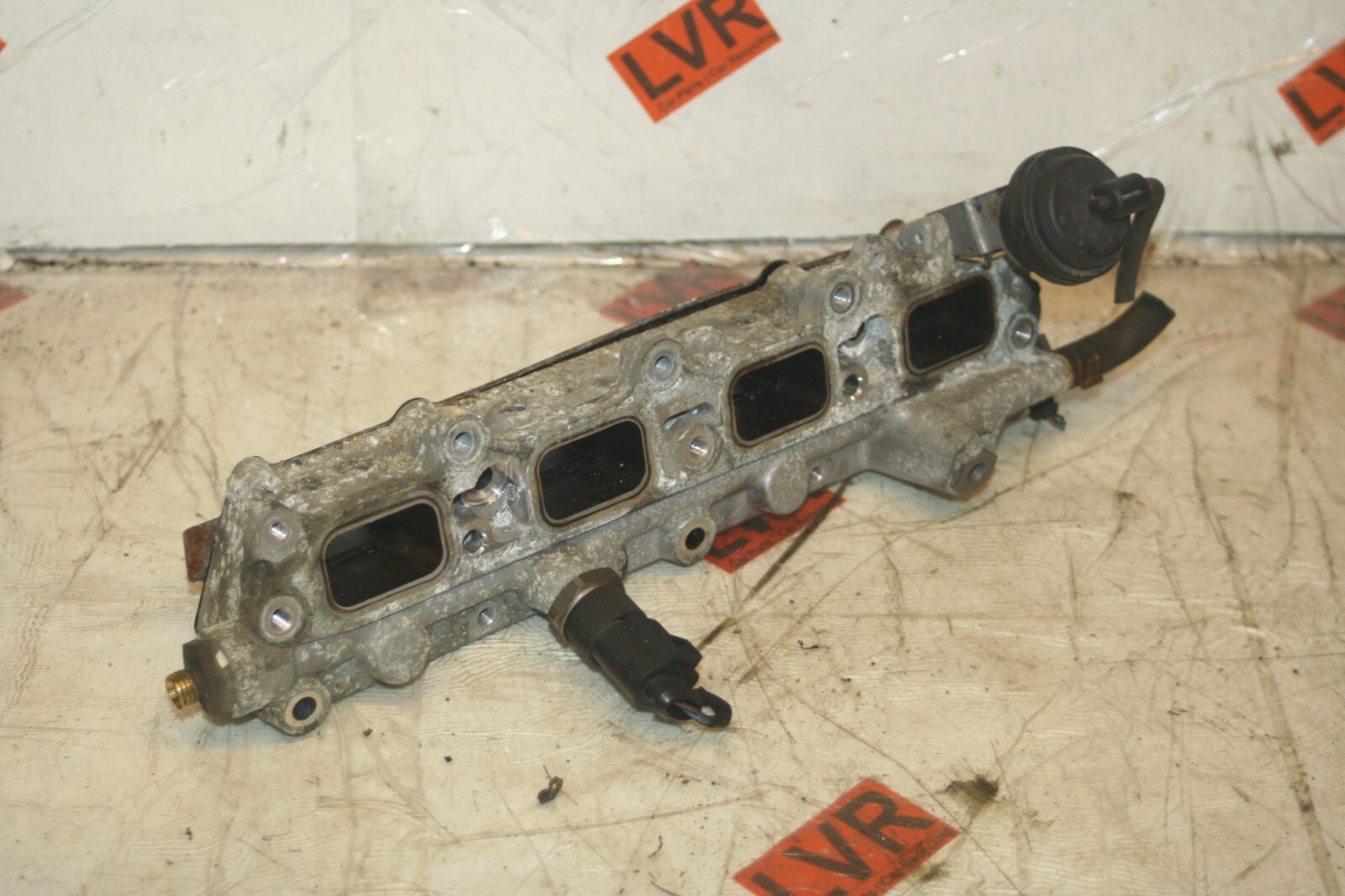 2005 VOLKSWAGEN GOLF MK5. FUEL INJECTOR RAIL HOLDER SPACER