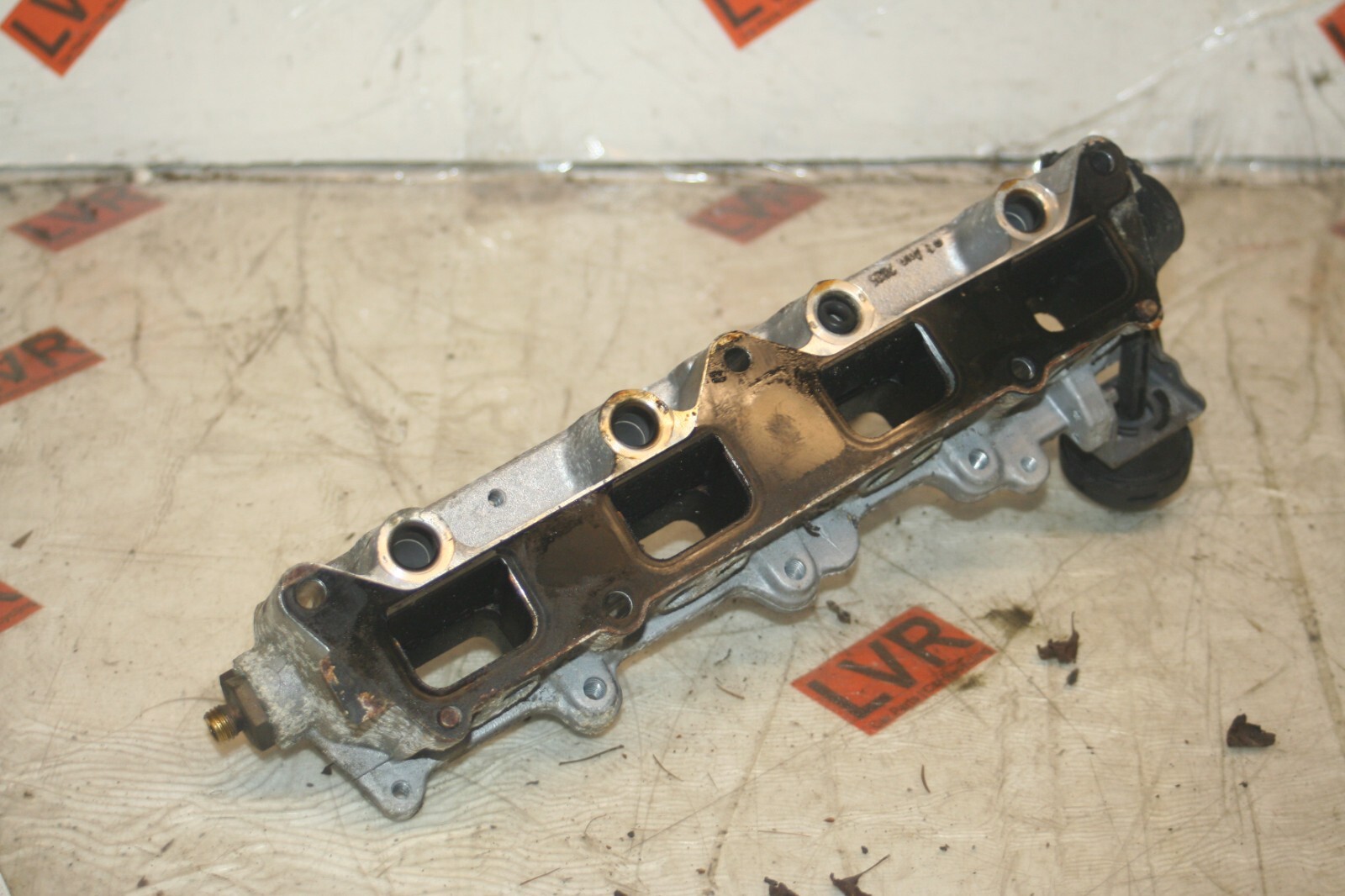 2005 VOLKSWAGEN GOLF MK5. FUEL INJECTOR RAIL HOLDER SPACER - Image 2