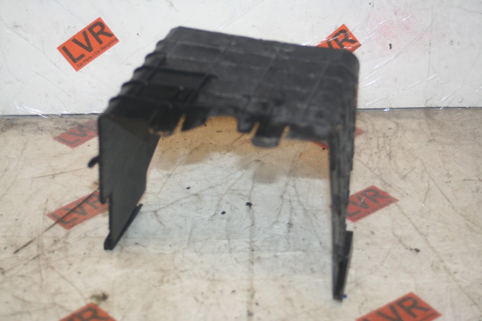 2005 VOLKSWAGEN GOLF MK5. BATTERY TRAY SIDE PANEL COVER