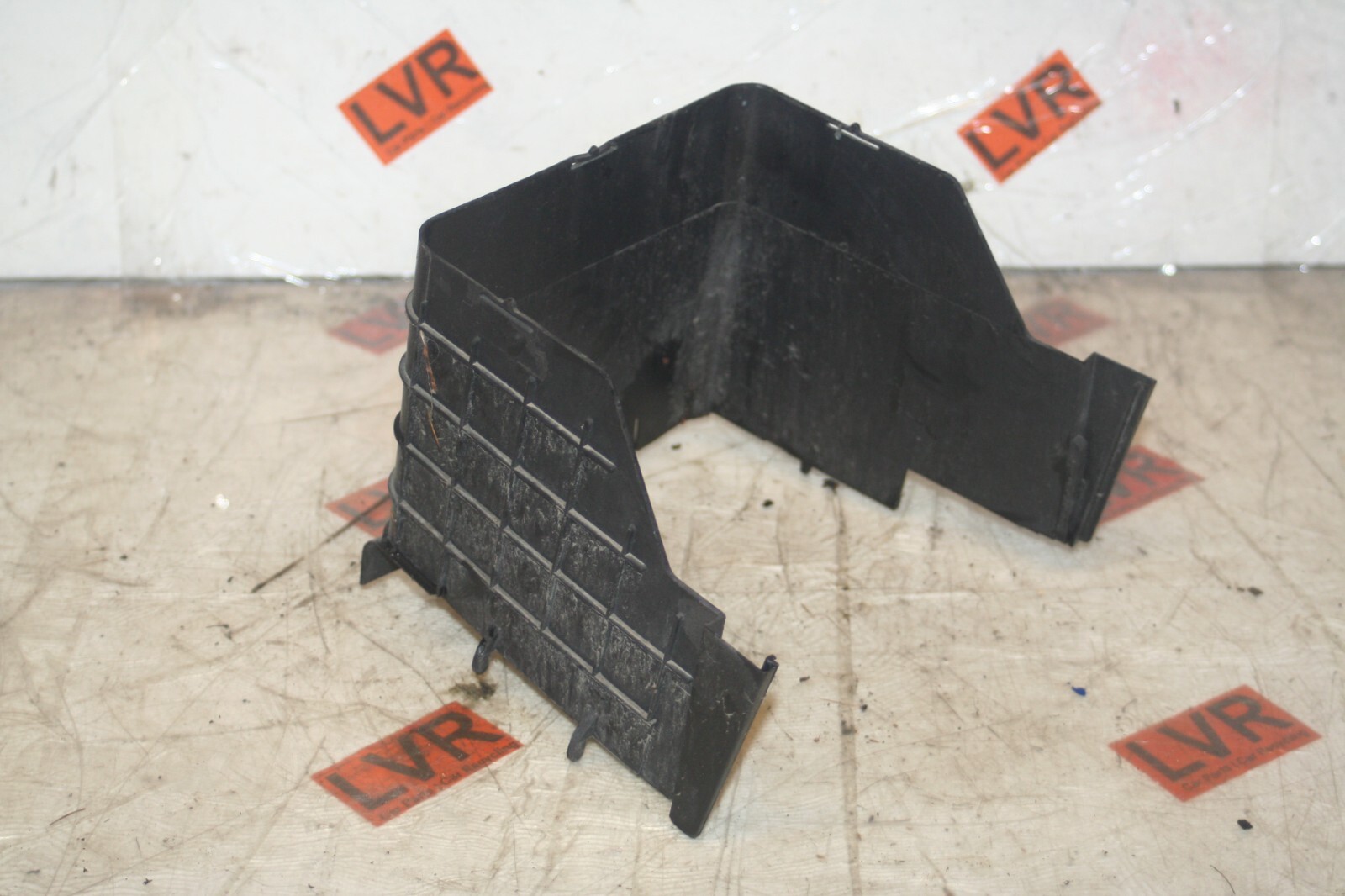 2005 VOLKSWAGEN GOLF MK5. BATTERY TRAY SIDE PANEL COVER - Image 2