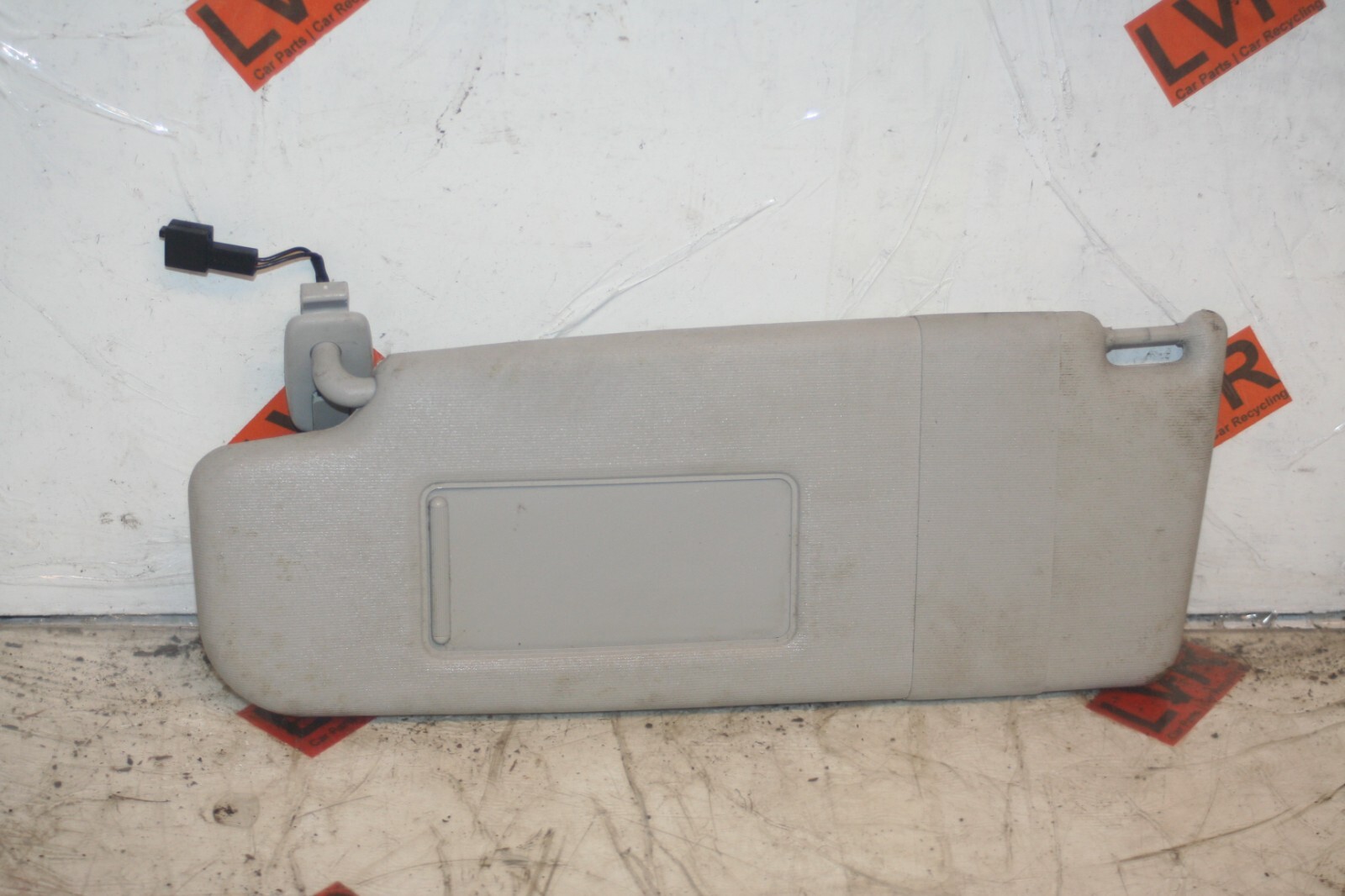 2005 VOLKSWAGEN GOLF MK5. PASSENGER SIDE SUN VISOR