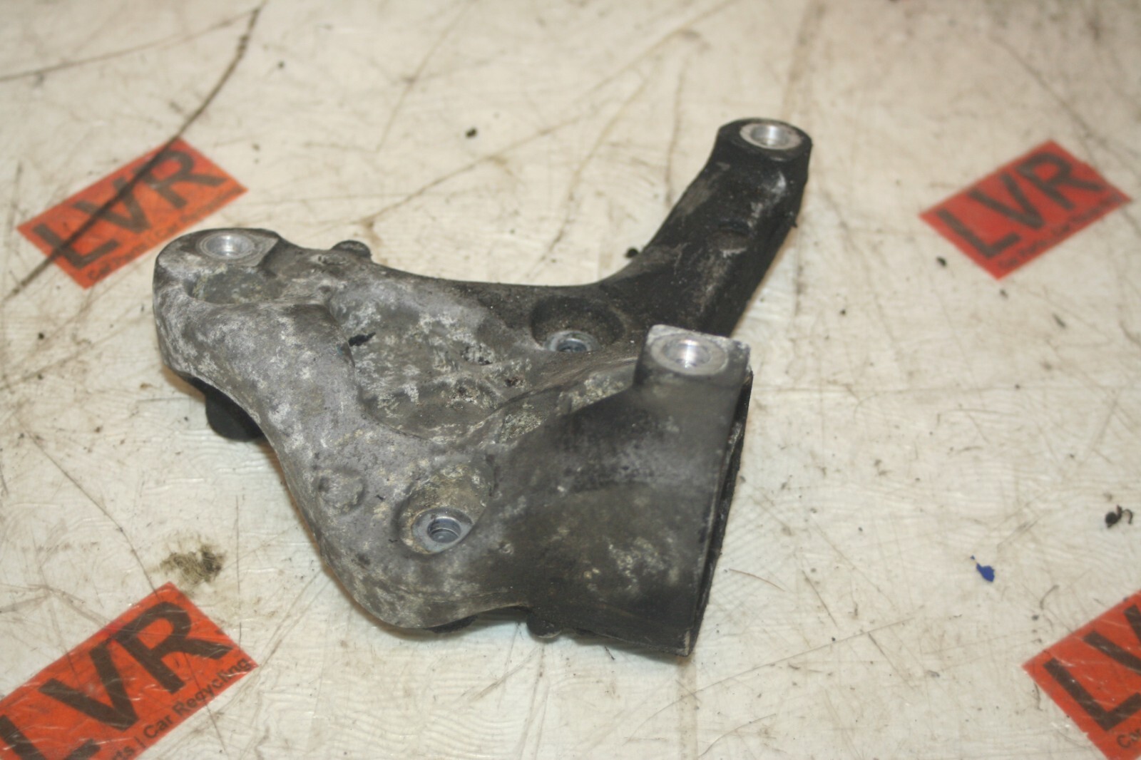 2005 VOLKSWAGEN GOLF MK5. PULLEY ENGINE MOUNT