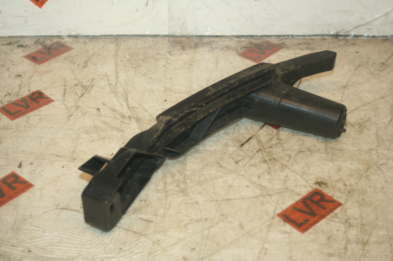 2005 VOLKSWAGEN GOLF MK5. DRIVER SIDE FRONT BUMPER TRIM FRAME BRACKET - Image 2