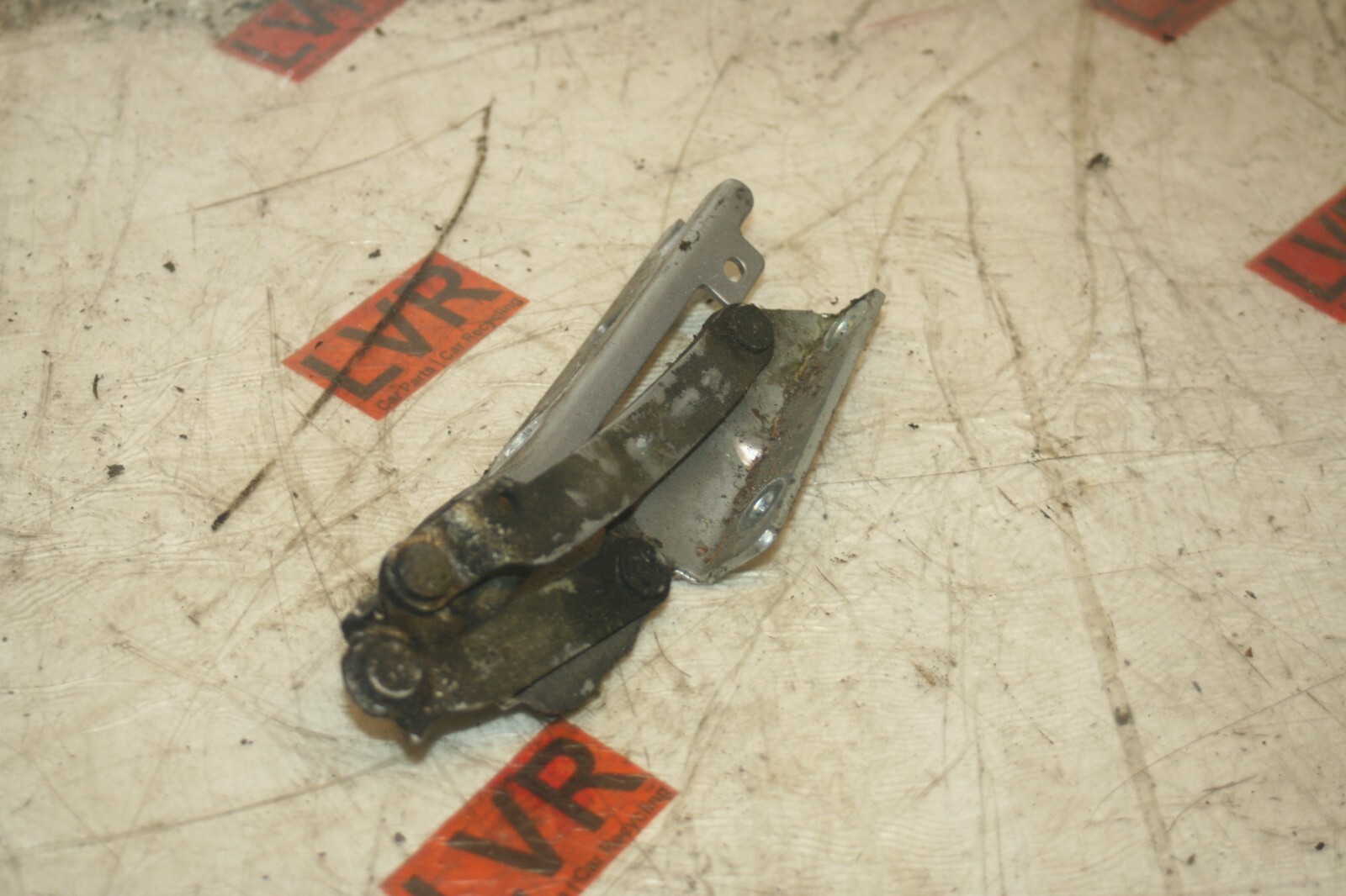 2005 VOLKSWAGEN GOLF MK5. BONNET HINGE