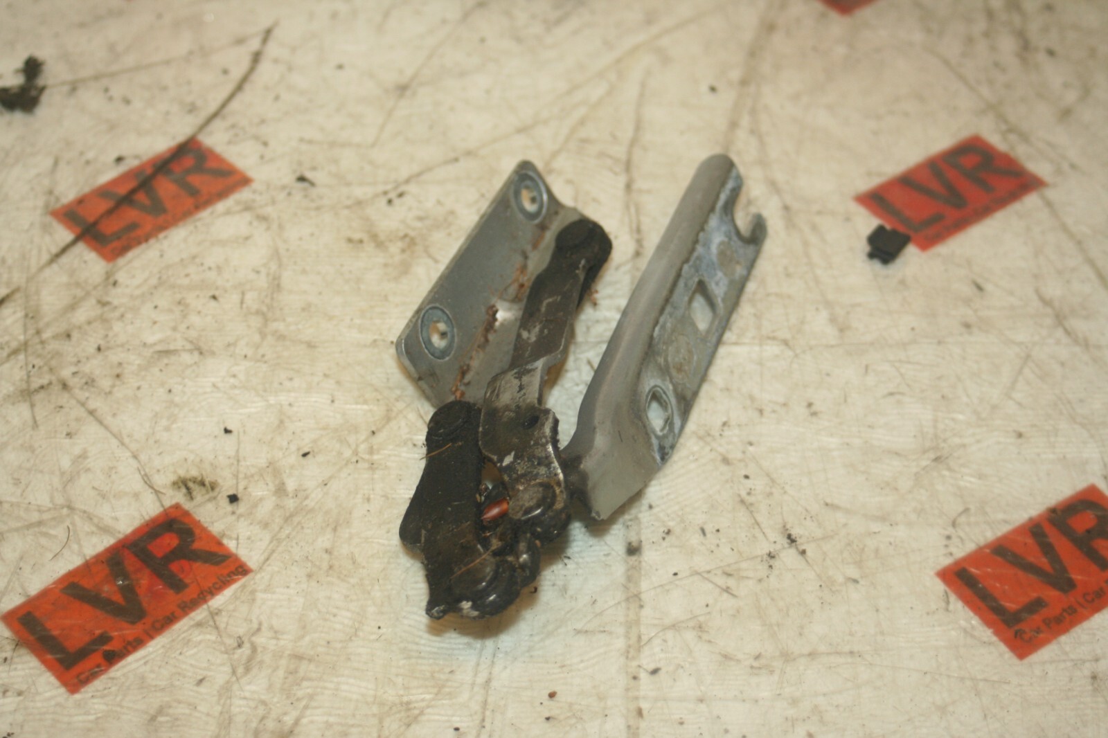 2005 VOLKSWAGEN GOLF MK5. BONNET HINGE