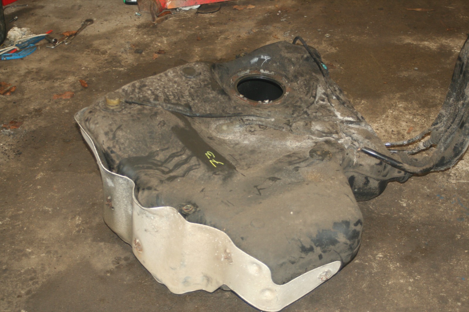 2005 VOLKSWAGEN GOLF MK5. HIGH PRESSURE PETROL FUEL TANK PUMP - Image 2