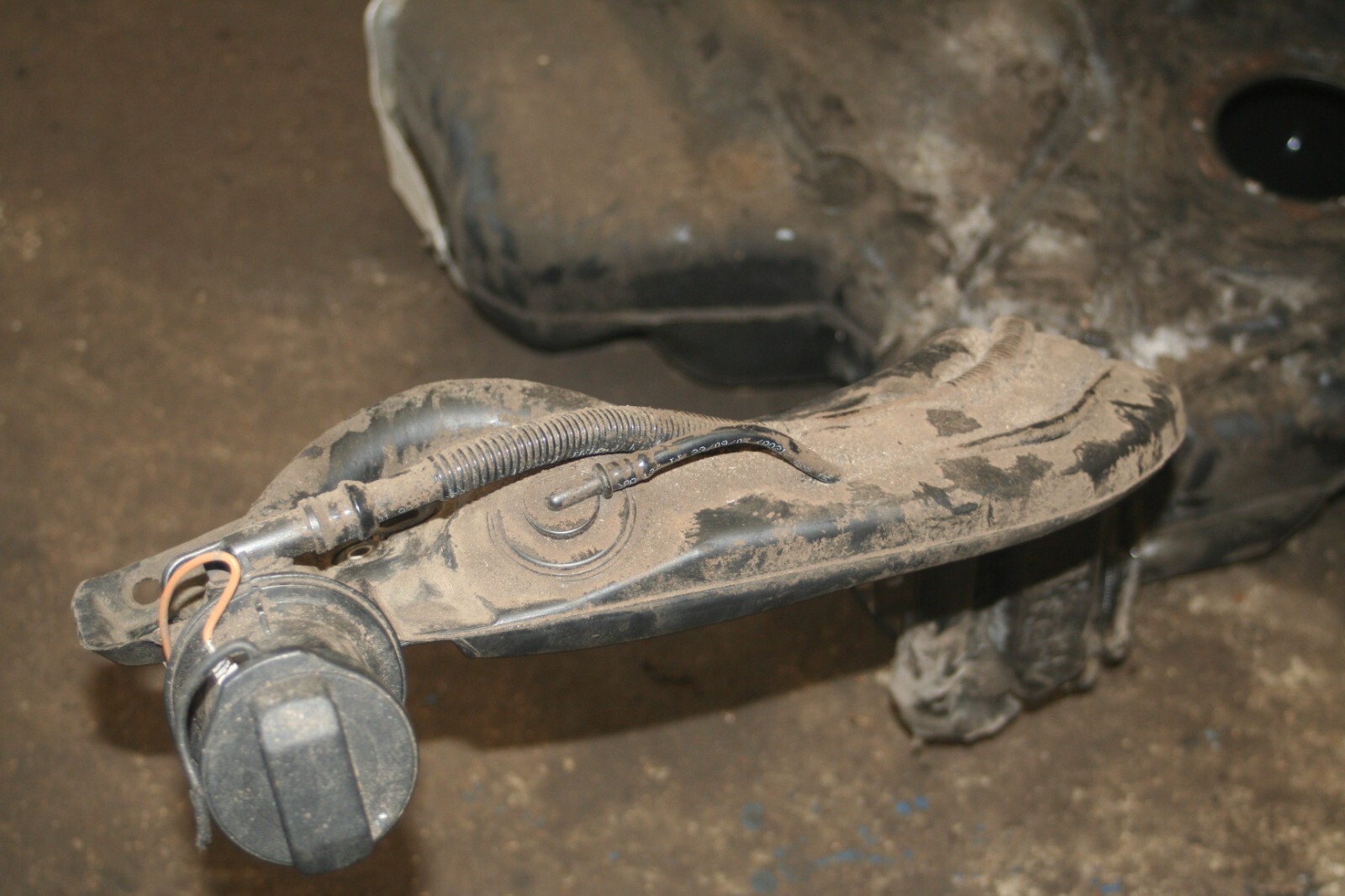 2005 VOLKSWAGEN GOLF MK5. HIGH PRESSURE PETROL FUEL TANK PUMP - Image 3