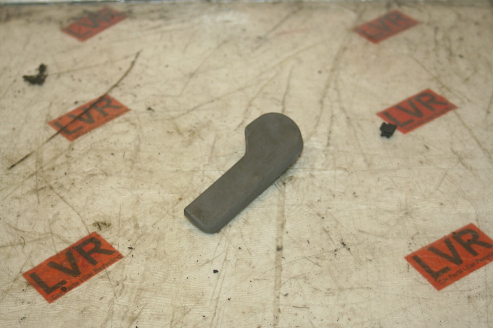 2005 VOLKSWAGEN GOLF MK5. BONNET RELEASE HANDLE