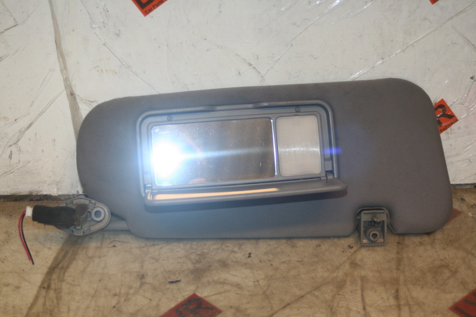 2009 KIA SORENTO. DRIVER SIDE SUN VISOR - Image 2