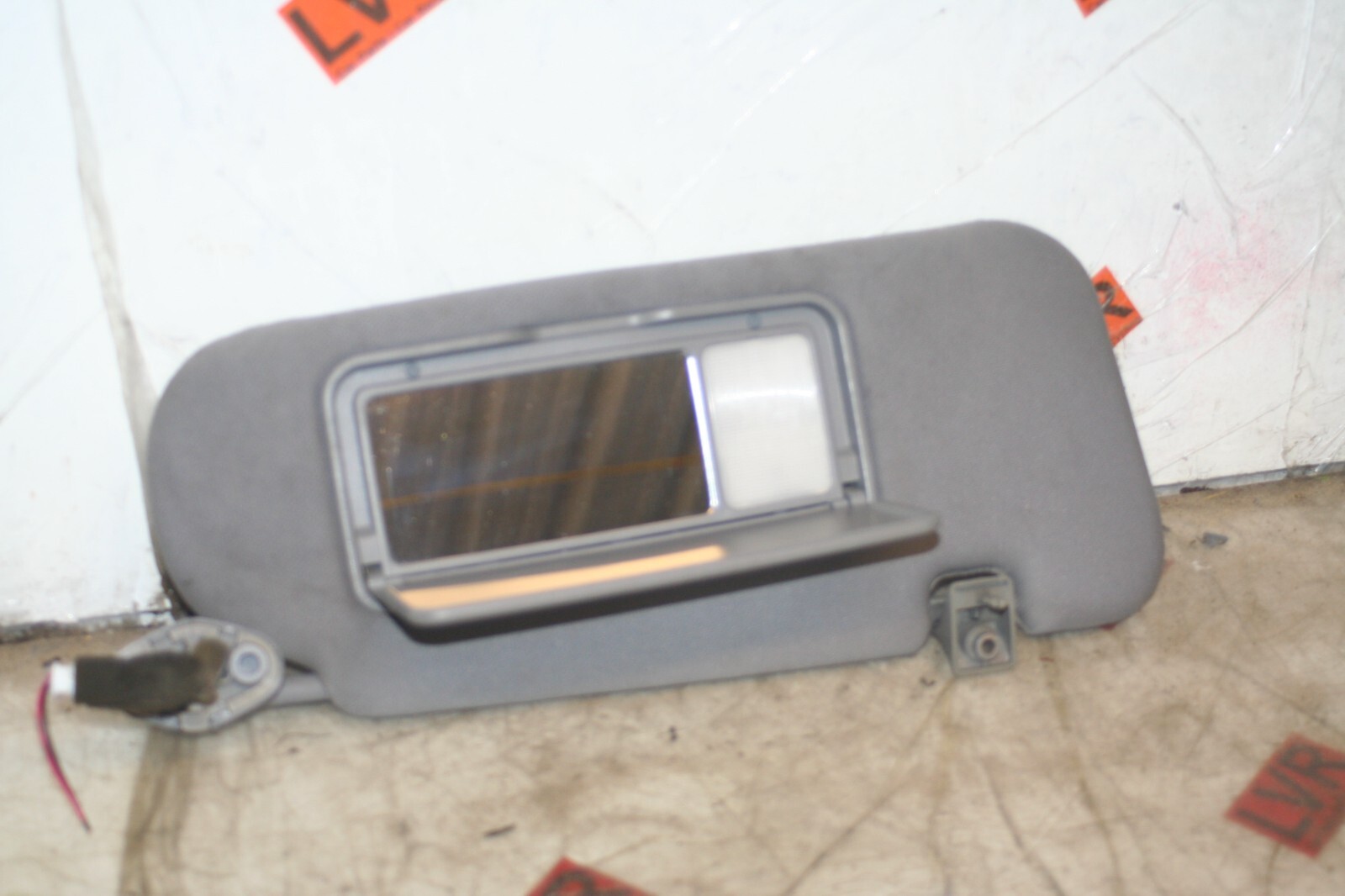 2009 KIA SORENTO. DRIVER SIDE SUN VISOR - Image 3
