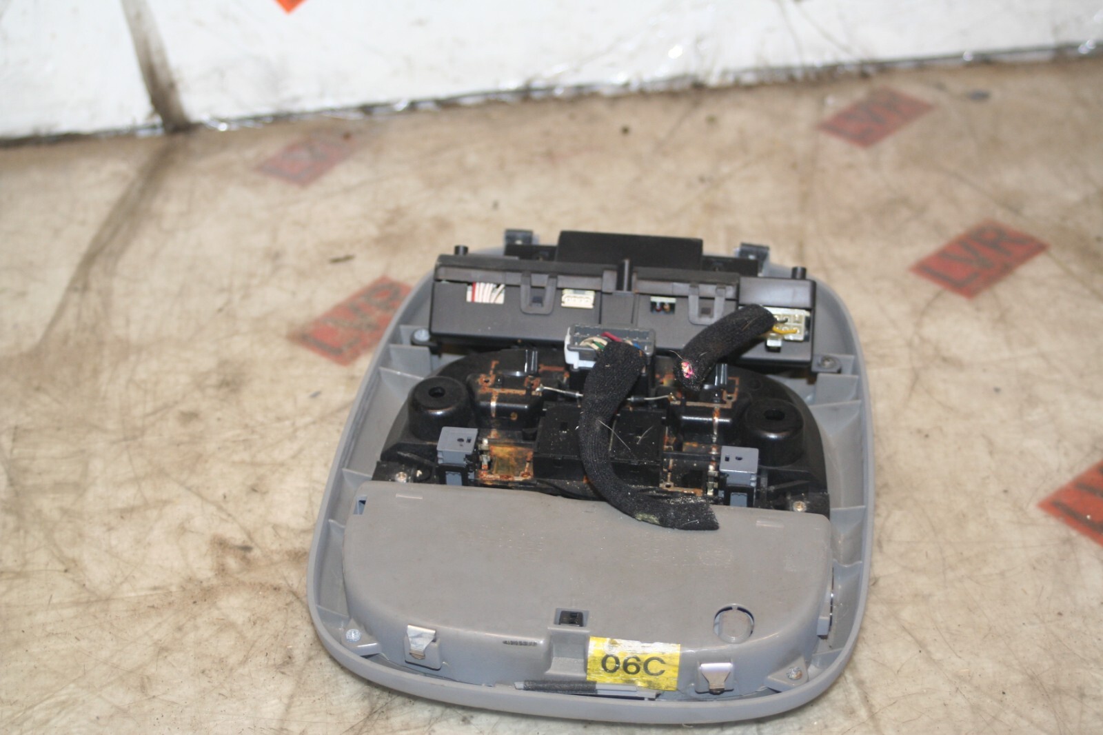 2009 KIA SORENTO. INTERIOR LIGHT WITH SUN ROOF CONTROLS - Image 3