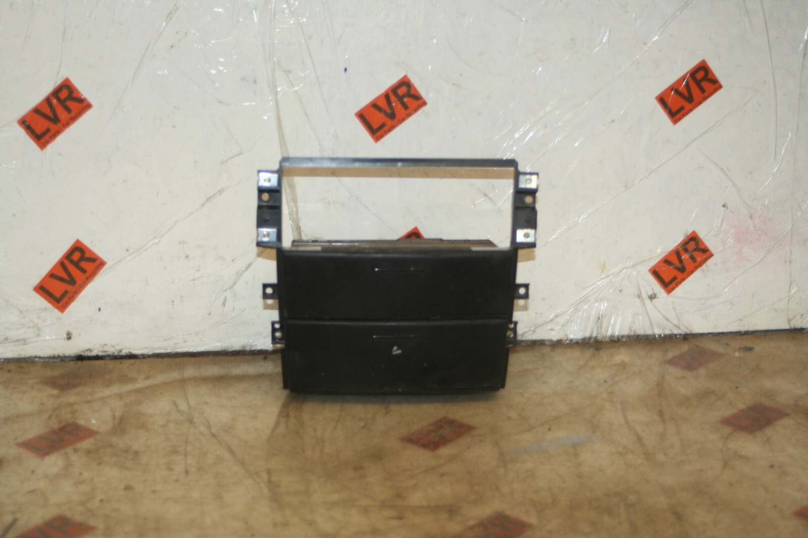 2009 KIA SORENTO. CENTRE CONSOLE ASH TRAY POCKETS