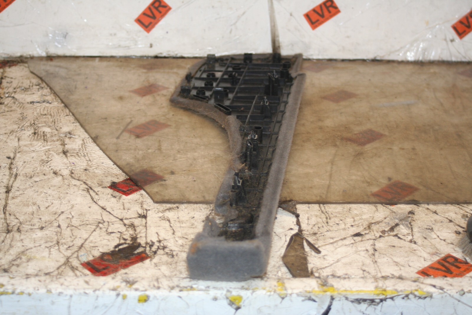 2009 KIA SORENTO. BOOT CARPET TRIM - Image 2